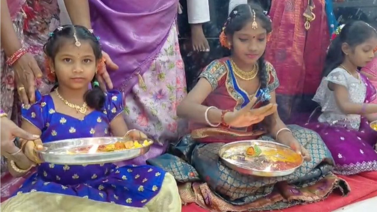 உலக நன்மைக்காகவும், வாசவி தேவியின் ஆசியைப் பெறவும், கடந்த மாதம் 14 ஆம் தேதி முதல் ஆர்ய வைஷ்ய கல்யாண மண்டபத்தில் பெண்கள் பல்வேறு வகையான பூஜைகளை செய்து வந்தனர். இதன் ஒரு பகுதியாக, வாசவி அம்மாளுக்கு மஞ்சள் மற்றும் குங்குமப்பூவுடன் 160 வகையான மாவுப் பாத்திரங்கள் தயாரிக்கப்பட்டு, ஸ்ரீ கோதாதேவிக்கு சேலையை காணிக்கையாக செலுத்தினர்.