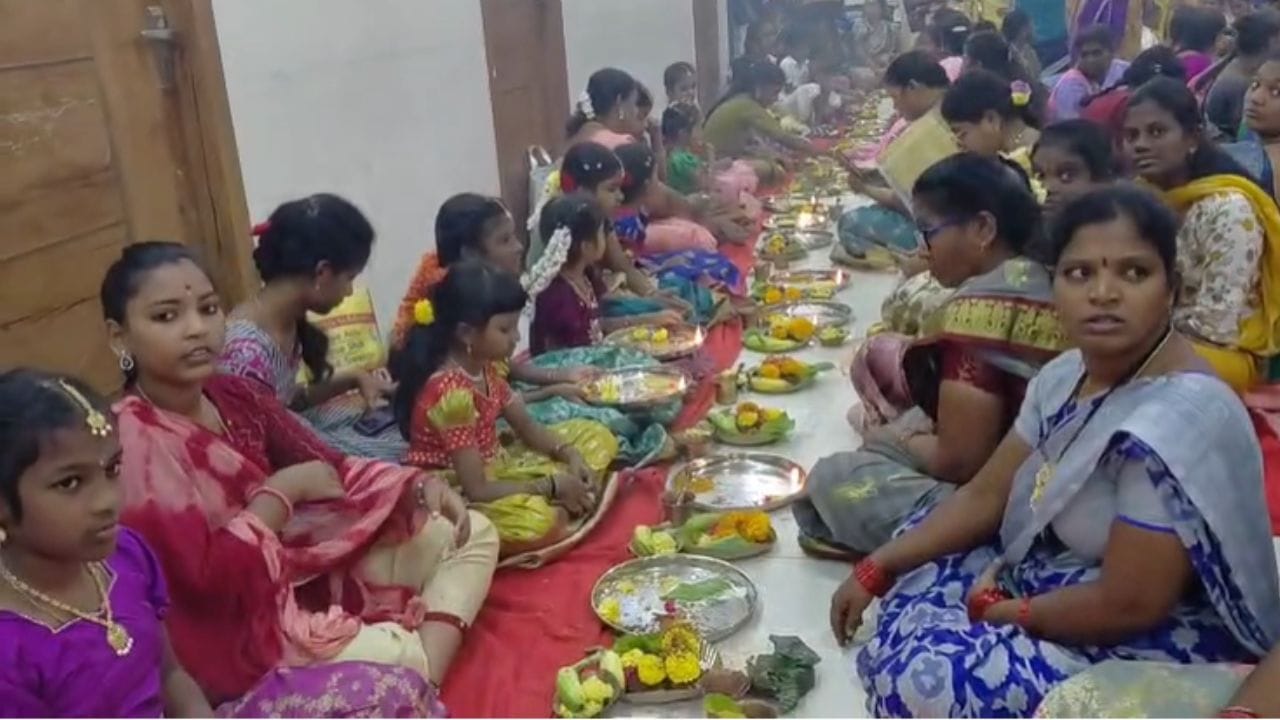 அனைத்து பெருமாள் கோயில்களில் கூடார வள்ளி நிகழ்ச்சி ஏற்பாடு செய்யப்பட்டுள்ளது. அதில் ஸ்ரீதேவி, பூதேவி சமேத பெருமாளுக்கு சிறப்பு அபிஷேகம் அலங்கார நிகழ்வு நடைபெறும். அந்தவகையில், ஆந்திர மாநிலம் கிழக்கு கோதாவரி மாவட்டம் மண்டபத்தில், மார்கழி மாதத்தையொட்டி, பெண்கள் கோதா தேவிக்கு 160 வகையான மாவுப் பாத்திரங்களுடன் சேலையை காணிக்கையாக செலுத்தினர்.