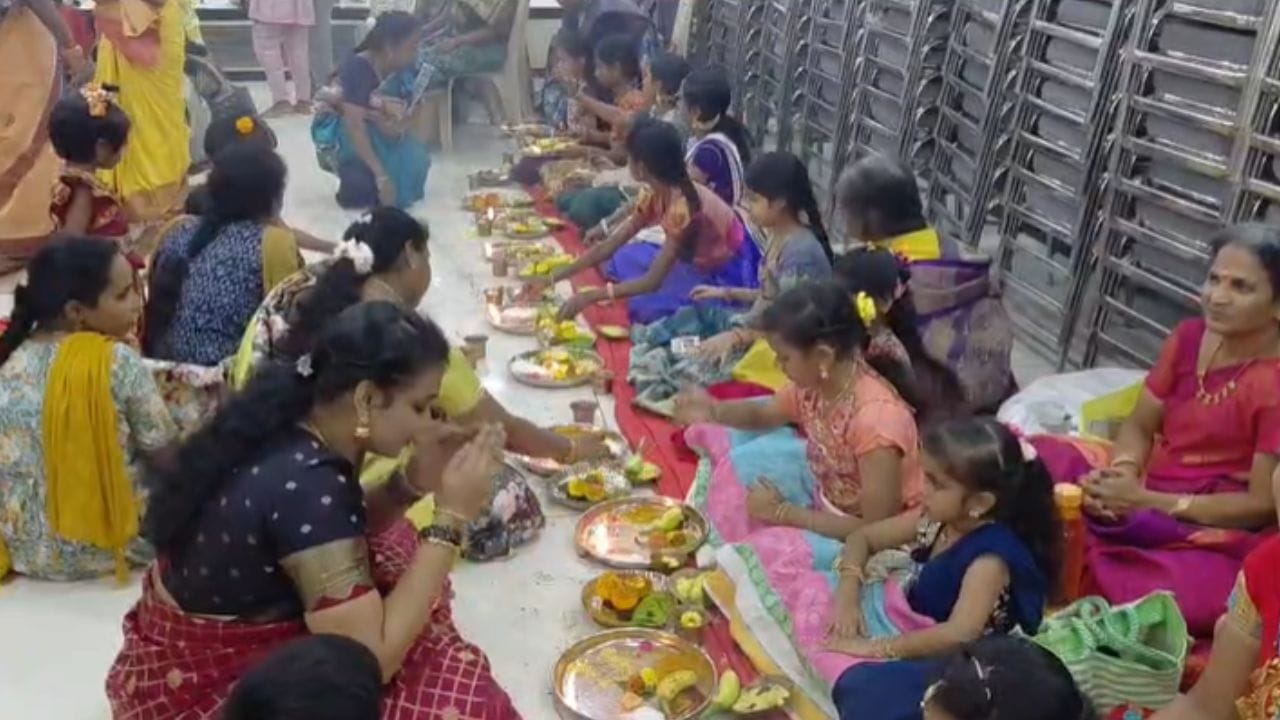 கோதா தேவியின் சேலையை கௌரவிக்கும் வகையில், ஆர்ய வைஷ்ய பெண்கள் மண்டபத்தில் ஒரு பெரிய ஊர்வலத்தை நடத்தினர். இந்த ஊர்வலத்தையொட்டி, வழியில் உள்ள 11 தெய்வங்களுக்கு மஞ்சள், குங்குமம் மற்றும் மாவுப் பாத்திரங்களுடன் சேலை வழங்கப்பட்டது. இந்த 11 கோயில்களிலும் வாசவி கன்னியகா பரமேஸ்வரி அம்மன் இருப்பதால், மண்டபத்தின் கிராம தெய்வங்கள் அனைவருக்கும் இந்த வழியில் மஞ்சள் மற்றும் குங்குமம் வழங்குவது ஒரு பாரம்பரியமாகும்.