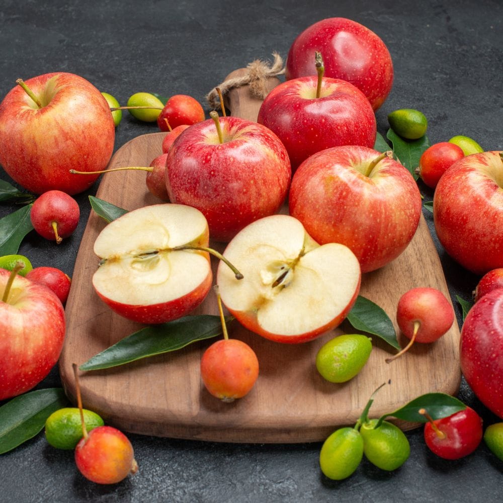 ஒரு கிண்ணம் தண்ணீரை எடுத்து, அதில் ஒரு டீஸ்பூன் உப்பு சேர்த்து, மெழுகு கரையும் வரை ஆப்பிளை அதில் பத்து நிமிடங்கள் வைக்கவும். இதை செய்வதன்மூலம், ஆப்பிளில் உள்ள மெழுகு கரைந்துவிடும்.