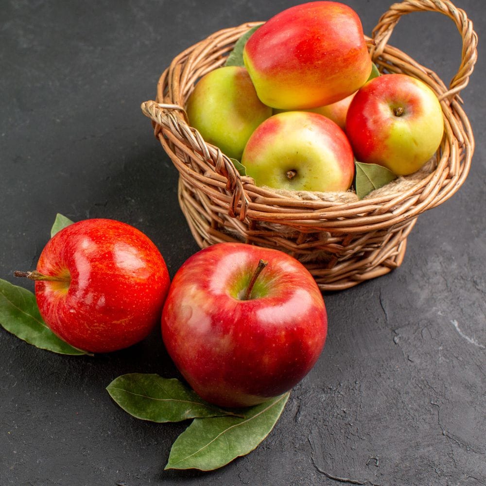 தண்ணீரில் சமையல் சோடா மற்றும் எலுமிச்சை சாறு சேர்த்து, அதில் ஆப்பிளை பத்து நிமிடங்கள் ஊறவைத்து, பின்னர் சுத்தமான தண்ணீரில் கழுவி நன்கு துடைக்கவும்.