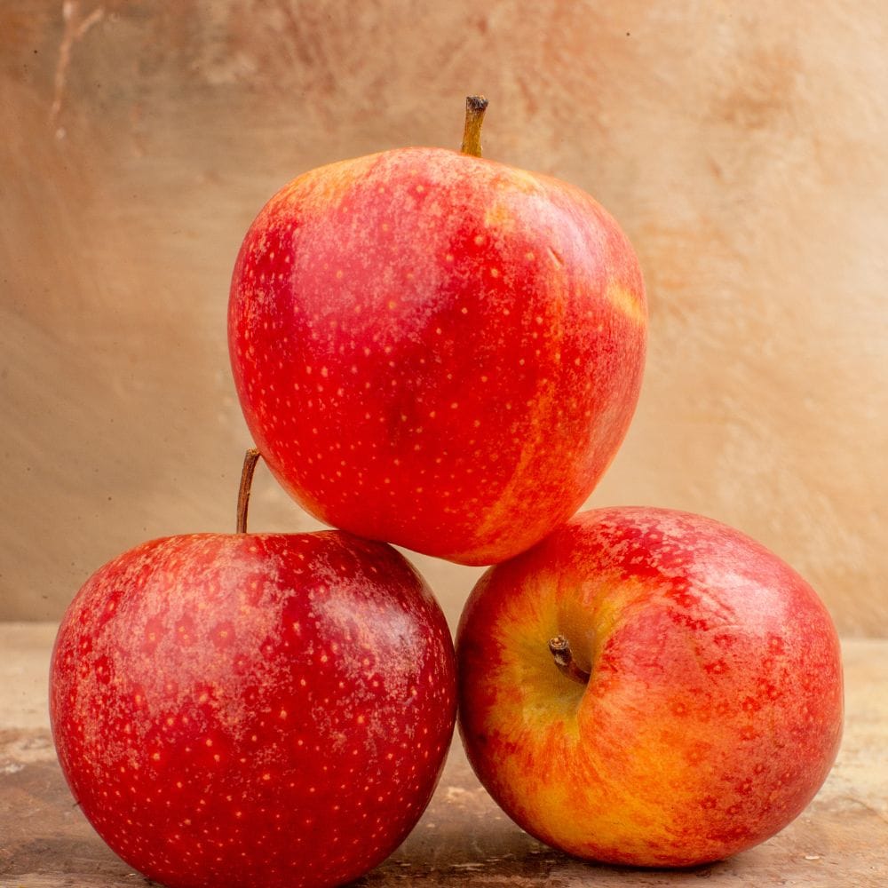 இப்படிச் செய்வதால் ஆப்பிளில் உள்ள மெழுகு மற்றும் தீங்கு விளைவிக்கும் ரசாயனங்கள் நீங்கி, நீங்கள் தயங்காமல் சாப்பிடலாம்.