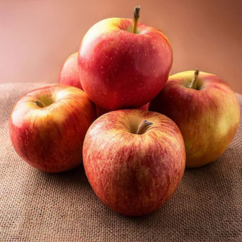 ஆப்பிள்களில் வைட்டமின் சி, நார்ச்சத்து, கால்சியம், பொட்டாசியம், கொழுப்பு மற்றும் கலோரிகள் உள்ளன, ஆனால் அவற்றை சாப்பிடுவதற்கு முன்பு அவற்றை முறையாக சுத்தம் செய்வது மிகவும் முக்கியம்.