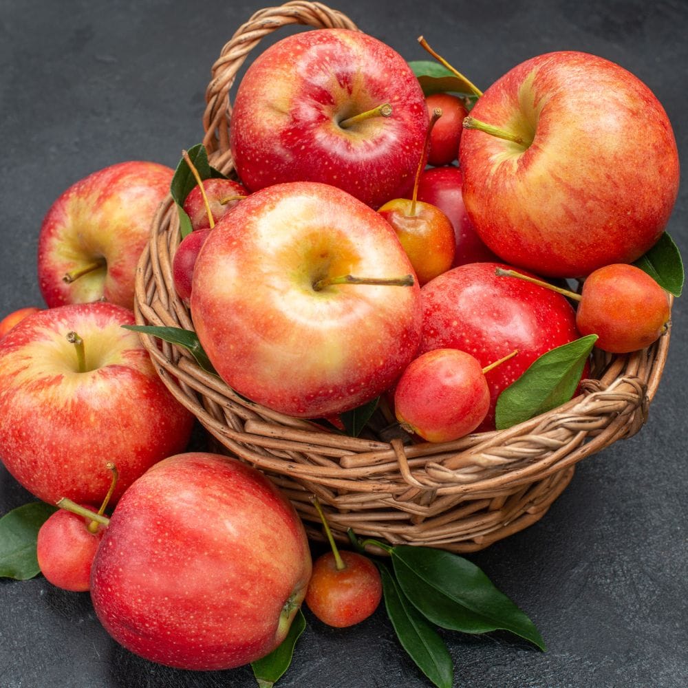 ஒரு கிண்ணம் தண்ணீரை எடுத்து, அதில் ஒரு தேக்கரண்டி வினிகரைச் சேர்த்து, அதில் ஆப்பிளை ஐந்து நிமிடங்கள் ஊற வைக்கவும். வினிகரில் உள்ள அமிலங்கள் மெழுகை அகற்ற உதவுகின்றன.