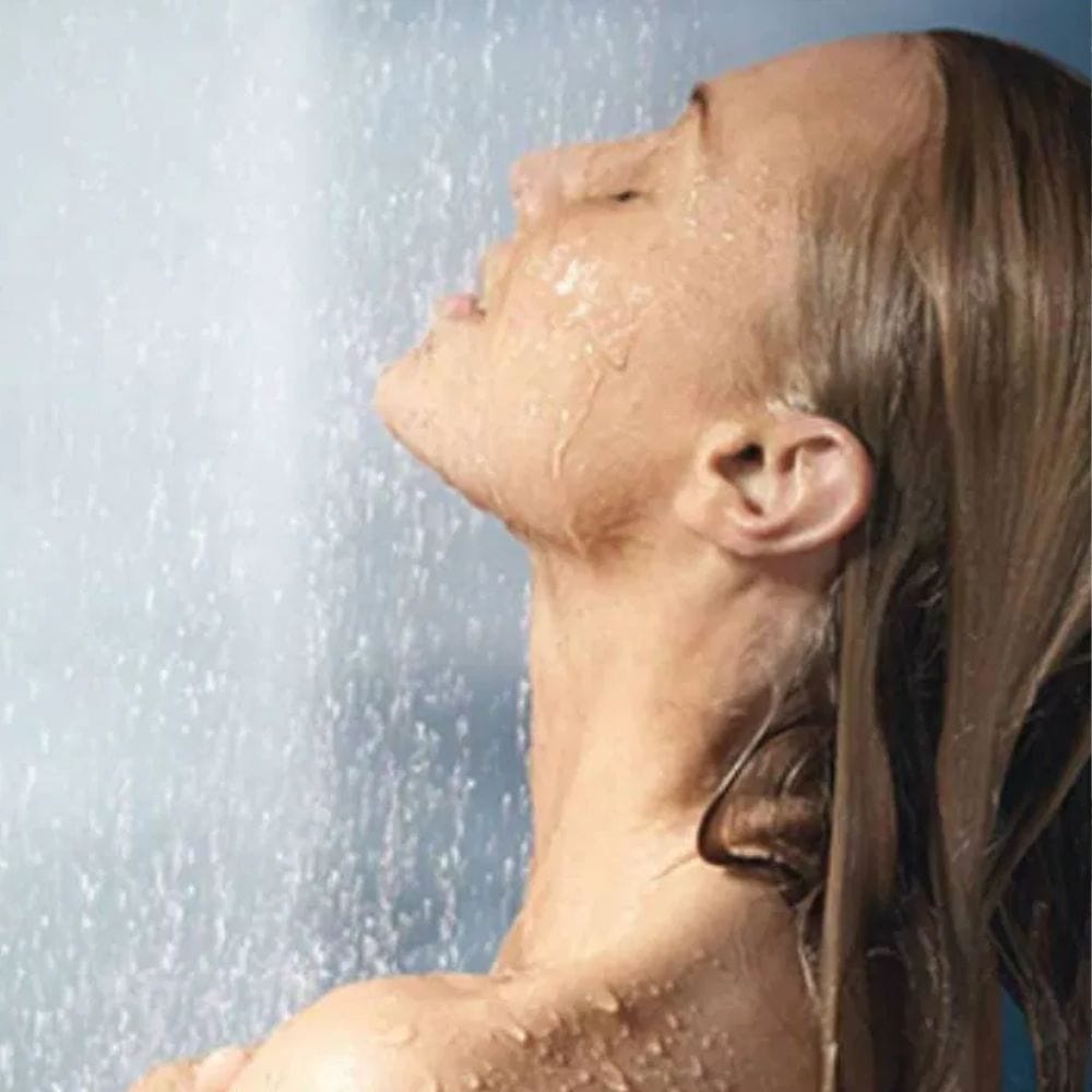 சாப்பிட்டவுடன் குளிக்க செல்வது உடலில் செரிமான பிரச்சனைகள் முதல் கடுமையான பிரச்சனைகள் வரை ஏற்படுத்தும் என்று கூறப்படுகிறது. எனவே, சாப்பிட்ட பிறகு குறைந்தது 30-60 நிமிடங்களுக்குப் பிறகு குளிக்கவும்.