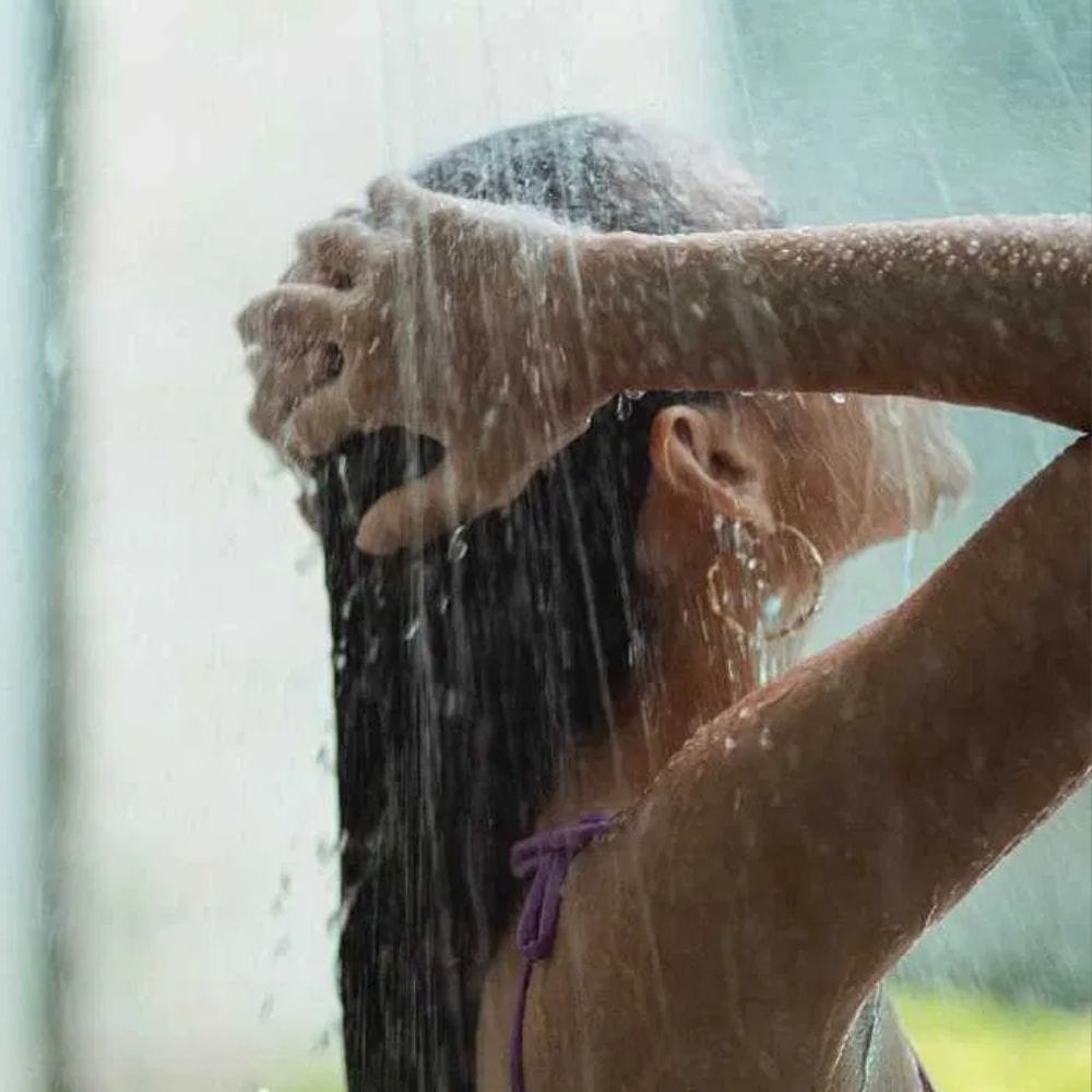 சாப்பிட்ட பிறகு உடலில் வெந்நீர் ஊற்றும்போது, ​​உடல் வெப்பநிலை அதிகரிக்கிறது. அந்த சூழ்நிலையில், அனைத்து சக்தியும் வளர்சிதை மாற்றத்திற்கு பதிலாக சருமத்திற்கு செல்கிறது. இது வாயுவை ஏற்படுத்தி, வயிற்றை வீங்க செய்யும்.