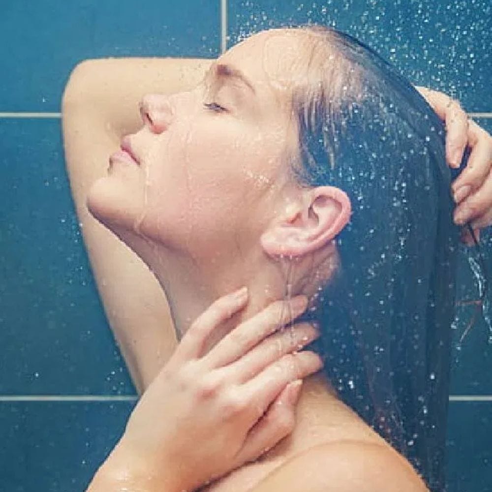 உங்கள் உடலில் சூடான நீரைத் ஊற்றும்போது, ​​உங்களுக்கு வியர்க்கும். கூடுதலாக, வளர்சிதை மாற்ற செயல்முறை காரணமாக உங்கள் உடல் வெப்பநிலை அதிகரிக்கிறது. அத்தகைய சூழ்நிலையில், நீரிழப்பு ஏற்படலாம்.