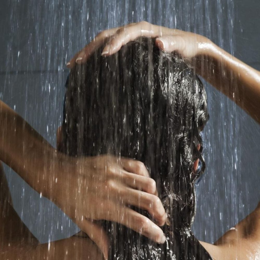 சூடான குளியல் இரத்த அழுத்தத்தை அதிகரிக்கிறது. சோடியம் அதிகம் உள்ள உணவுகளை சாப்பிட்ட பிறகு சூடான குளியல் எடுப்பது மாரடைப்பு மற்றும் பக்கவாதம் ஏற்படும் அபாயத்தை அதிகரிக்கிறது.