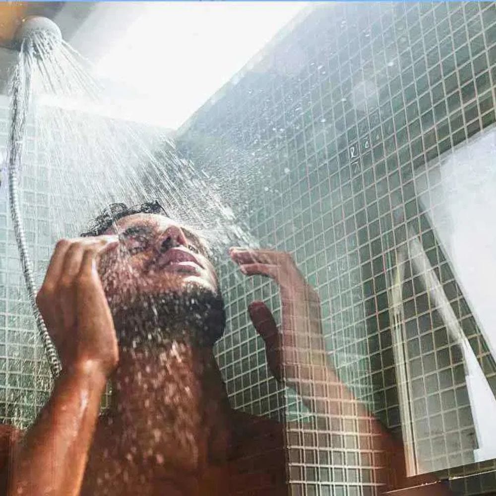 அதேபோல், சாப்பிட்ட பிறகு குளிர்ந்த நீரில் குளிப்பது பாதுகாப்பானது அல்ல. இது இரத்த நாளங்களை சுருங்கி, வளர்சிதை மாற்றத்தைத் தொடங்க போதுமான இரத்தம் பாய்வதைத் தடுக்கும்.