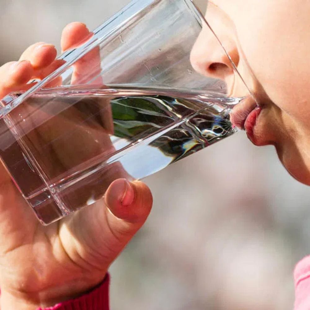 ஆரோக்கியமான சருமத்திற்கு போதுமான அளவு தண்ணீர் குடிப்பது அவசியம். காலையில் தண்ணீர் குடிப்பது சரும ஈரப்பதத்தை பராமரிக்க உதவுகிறது, சுருக்கங்களைக் குறைக்கிறது மற்றும் உங்கள் முகத்திற்கு இயற்கையான பளபளப்பை அளிக்கிறது.