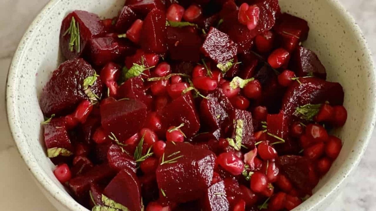 மாதுளை மற்றும் பீட்ரூட்: பீட்ரூட்டில் உள்ள நைட்ரேட் உடலில் நைட்ரிக் ஆக்சைடு ஆக மாற்றி இரத்த ஓட்டத்தை மேம்படுத்த உதவும். மாதுளையில் உள்ள பாலை-பொலியேனோல்கள் அதை உடலில் நீண்ட நேரம் காக்க உதவுகின்றன. இவை இரண்டையும் சேர்த்து சாப்பிடும்போது, ரத்த ஓட்டமும் சக்தியும் மெதுவாகவும் நீடித்தும் உணரப்படும்.