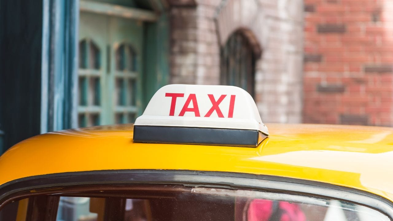 ஆனால், பாரத் டாக்சியில் அந்த சிக்கல் எதுவும் இருக்காது. காரணம், பாரத் டாக்சியில் ஓட்டுநர்கள் அரசுக்கு எந்த வித கமிஷனும் செலுத்த வேண்டிய அவசியம் இல்லை. இதன் காரணமாக பயணிகள் செலுத்தும் மொத்த பணமும் ஓட்டுநர்களுக்கு சென்றுவிடும். இதன் காரணமாக ஓட்டுநர்களும் கூடுதல் கட்டணம் கேட்க மாட்டார்கள்.