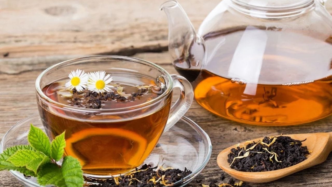 கிரீன் டீ-யில் பொதுவாக காஃபின் அளவு குறைவாக இருக்கும், இதனால் மனஅழுத்தத்திற்கும், எச்சரிக்கை உணர்விற்கும் நல்ல அமைதியை வழங்கலாம். அதிக சுறுசுறுப்பைத் தராமல் மெதுவாக செயல்படும். ஆனால், பிளாக் டீ-யில் சற்று அதிகமான காஃபின் இருக்கும், இது அதிக எச்சரிக்கை மற்றும் புத்துணர்ச்சி உணர்வை தரலாம். குறிப்பாக உடல் எடையைக் கட்டுக்குள் வைக்க நினைப்பவர்கள் பெரிதும் நாடுவது க்ரீன் டீயைத்தான். க்ரீன் டீ பல்வேறு உடல்நலப் பிரச்னைகளிலிருந்து பாதுகாக்கிறது. அதேசமயம், பிளாக் டீ-யும் செரிமானத்தை வலுப்படுத்துவதன் மூலம் உடல் எடை கட்டுப்பாட்டிற்கு மறைமுகமாக உதவுகிறது.