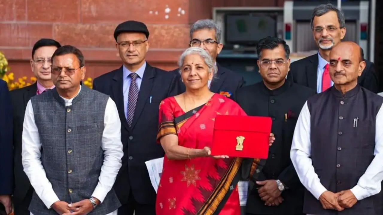 ரியல் எஸ்டேட் துறைக்கு அடிக்கடி ஊக்கத்தொகை தேவையில்லை. இந்தத் துறை நாட்டின் மொத்த உள்நாட்டு உற்பத்திக்கு (GDP) ஒரு முக்கிய பங்களிப்பைச் செய்கிறது. மேலும், இந்தியப் பொருளாதாரத்தின் ஒரு வலுவான தூணாகவும் உள்ளது. எனவே இந்த பட்ஜெட் மானியங்களுக்குப் பதிலாக மூலதனத் திறன் மற்றும் கொள்கை உறுதியில் கவனம் செலுத்தும் என்று எதிர்பார்க்கப்படுகிறது.