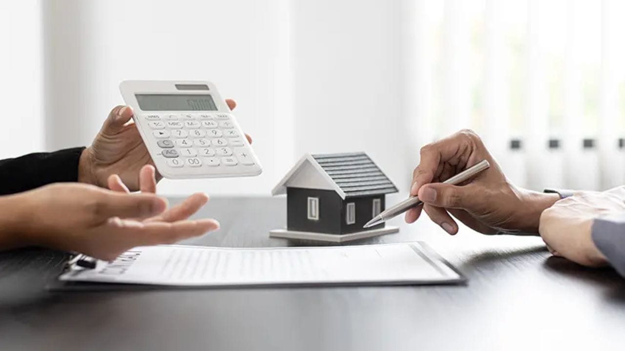 ஐந்து ஆண்டுகளாக பிரச்சனைகள் மாறவில்லை. மதிப்பீடுகள் கூறுவது ஏனென்றால் நிலம் விலை உயர்வு, கட்டுமான செலவு அதிகரிப்பு, பழைய கொள்கை வரையறைகள் தற்போது சந்தையை பிரதிபலிக்கவும் முடியவில்லை. மக்கள் வாங்கக்கூடிய வீடுகளுக்கான வரம்பான ₹45 லட்சம் (Affordable Housing price cap) 2017ல் நிர்ணயிக்கப்பட்டது. ஆனால் இன்று பெரும்பான்மையான நகரங்களிலும் இந்த வரம்பு போதாததால் பல வீடுகள் அறிக்கைகளிலிருந்து வெளியேறுகின்றன. இவை புதிய வீடுகள் Affordable Housing என பார்க்கப்படாமல் போய்விடுகின்றன.