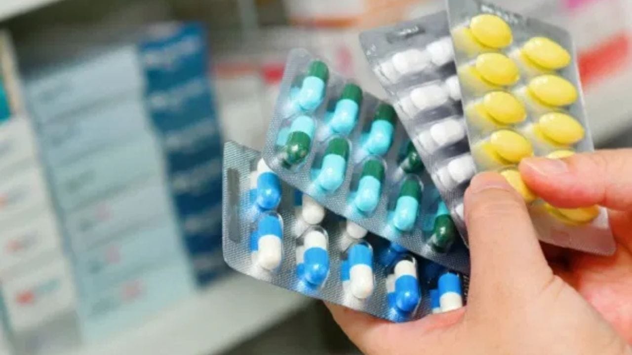 இந்தியாவில் புற்றுநோய் சிகிச்சைக்கு 2020-ல் ரூ.30.1 லட்சம் கட்டணம் வசூலிக்கப்பட்ட நிலையில், 2024-ல் அது ரூ.50.8 லட்சமாக உயர்ந்தது. இதேபோல இருதய மாற்று அறுவை சிகிச்சைக்க்கான கட்டணம் ரூ.20.5 லட்சமாக இருந்த நிலையில், அது ரூ.34 லட்சமாக உயர்ந்தது. மேலும் சிறுநீரக மாற்று அறுவை சிகிச்சைக்கான கட்டணம் ரூ.10.8 லட்சத்தில் இருந்து ரூ.18.2 லட்சமாக உயர்ந்துள்ளது.