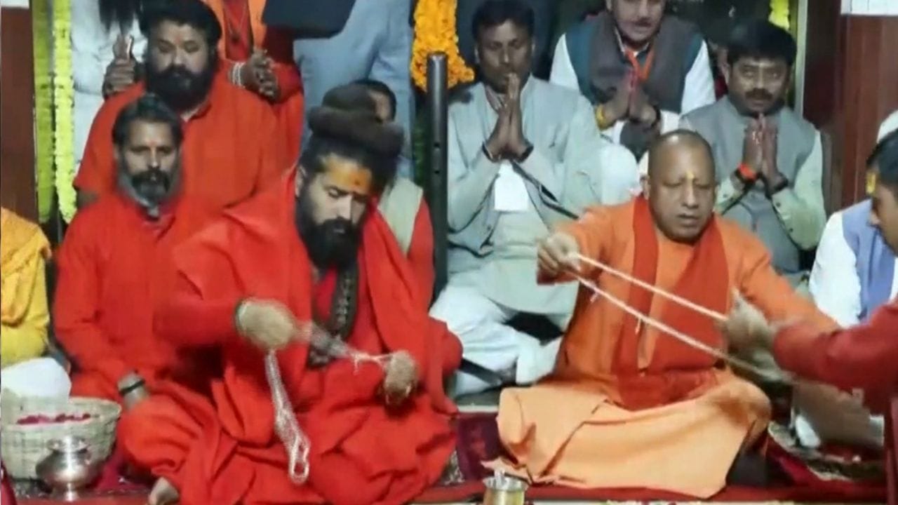 பிரயாக்ராஜில் புனித நீராடி சிறப்பு பூஜை செய்த முதல்வர் யோகி ஆதித்யநாத்.. பிரயாக்ராஜில் புனித நீராடி சிறப்பு பூஜை செய்த முதல்வர் யோகி ஆதித்யநாத்..