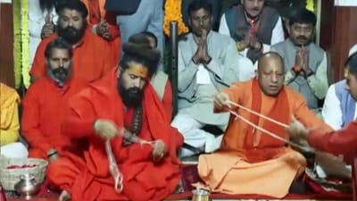 பிரயாக்ராஜில் புனித நீராடி சிறப்பு பூஜை செய்த முதல்வர் யோகி..