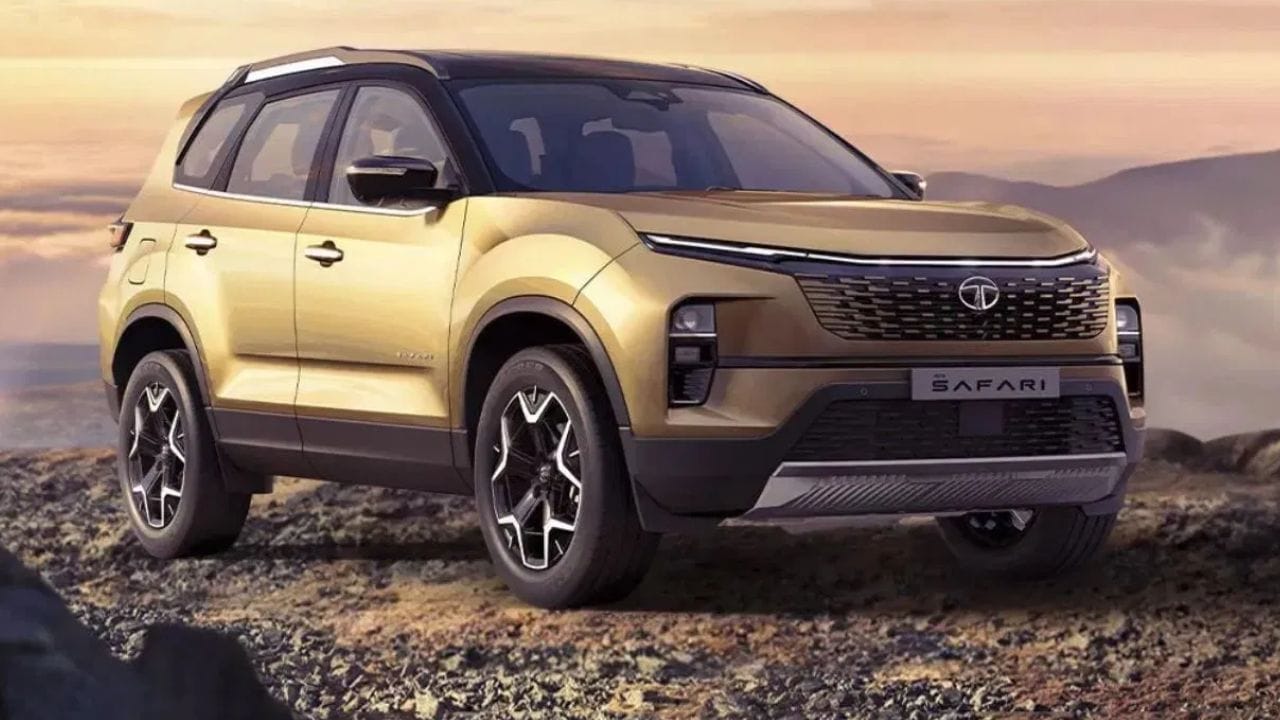 இந்தப் பட்டியலில் இரண்டாவது போட்டியாளர் டாடா சஃபாரி. இது க்ரையோடெக் 2.0 லிட்டர் டர்போசார்ஜ்டு டீசல் எஞ்சின் மூலம் இயக்கப்படுகிறது. சஃபாரி 167 குதிரைத்திறன் மற்றும் 350 Nm டார்க்கை உற்பத்தி செய்கிறது மற்றும் ஆறு வேக கியர்பாக்ஸுடன் இணைக்கப்பட்டுள்ளது. இந்த SUVயின் விலை ₹14.66 லட்சம் (எக்ஸ்-ஷோரூம்).