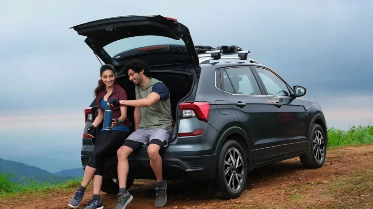 2026 ஸ்கோடா குஷாக் வெளியீட்டு தேதி: இந்த எஸ்யூவி ஜனவரி 19 அல்லது 20 ஆம் தேதி வெளியிடப்படும் என்று எதிர்பார்க்கப்படுகிறது. புதிய வடிவமைப்புடன், பனோரமிக் சன்ரூஃப், 360 டிகிரி கேமரா சிஸ்டம் மற்றும் லெவல் 2 மேம்பட்ட டிரைவர் உதவி அமைப்பு போன்ற ஈர்க்கக்கூடிய அம்சங்களைக் கொண்டிருக்கும் என்று எதிர்பார்க்கப்படுகிறது. இருப்பினும், இந்த காரின் எஞ்சின் மாறாமல் இருக்கும். (புகைப்படம்: ஸ்கோடா)