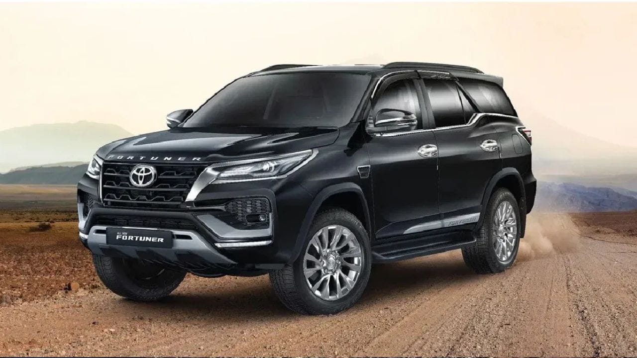 இந்தப் பட்டியலில் டொயோட்டா ஃபார்ச்சூனரும் இடம்பெற்றுள்ளது, இதன் எக்ஸ்-ஷோரூம் விலை ₹34.80 லட்சம். இது 2.8 லிட்டர் எஞ்சின் மூலம் இயக்கப்படுகிறது, இது 201 குதிரைத்திறன் மற்றும் 500 Nm டார்க்கை உற்பத்தி செய்கிறது. இது ஆறு வேக மேனுவல் டிரான்ஸ்மிஷன் மற்றும் 80 லிட்டர் எரிபொருள் திறன் கொண்டது.