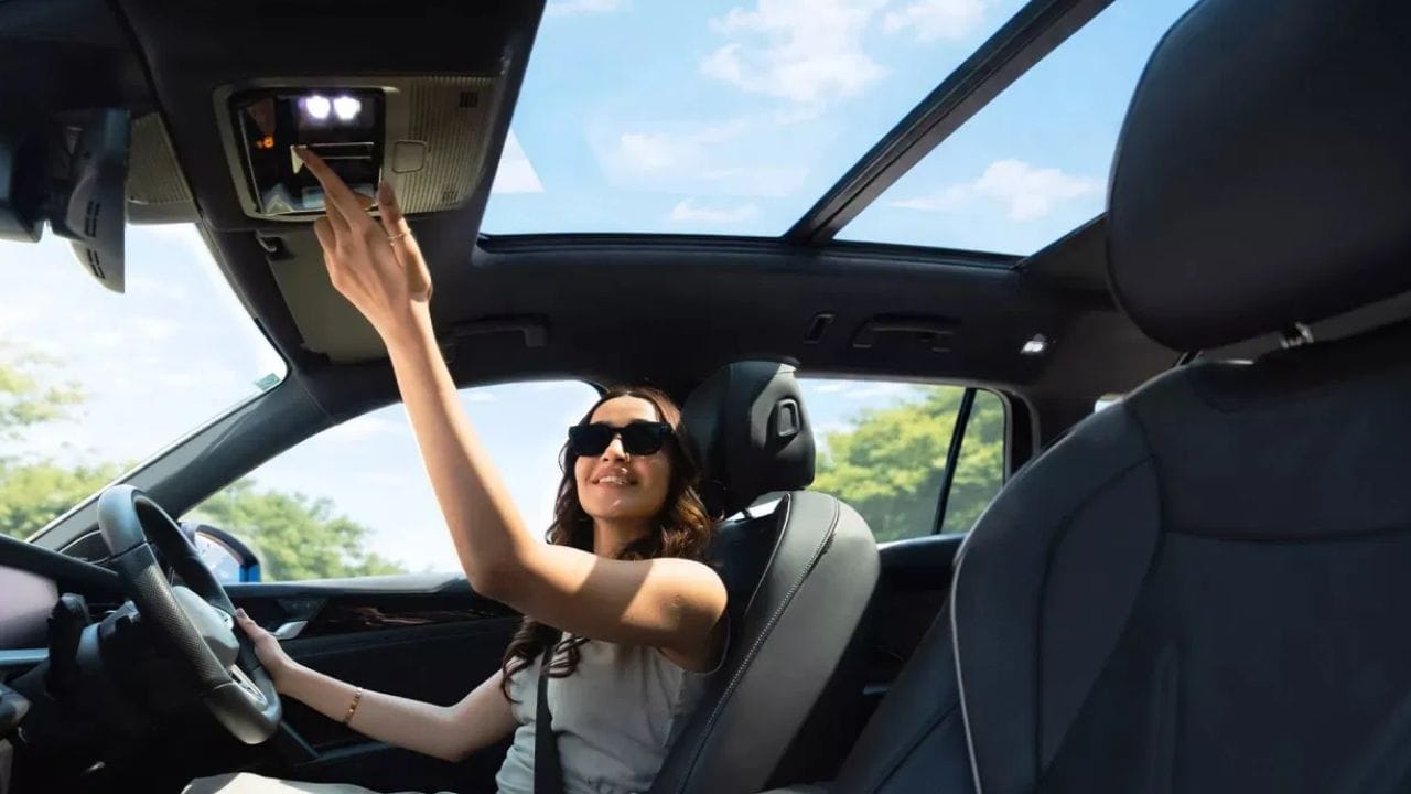 வோக்ஸ்வாகன் டெய்ரான் வெளியீட்டு தேதி: இந்த கார் ஜனவரி 28 ஆம் தேதி அறிமுகப்படுத்தப்படும் என்று எதிர்பார்க்கப்படுகிறது. டிகுவான் ஆல்ஸ்பேஸுக்குப் பதிலாக, இந்த காரில் 19 அங்குல அலாய் வீல்கள், மசாஜ் செய்யும் முன் இருக்கைகள், 15 அங்குல தொடுதிரை இன்ஃபோடெயின்மென்ட் சிஸ்டம் மற்றும் 30 வண்ண சுற்றுப்புற விளக்கு அமைப்பு ஆகியவை இடம்பெறும் என்று எதிர்பார்க்கப்படுகிறது. (புகைப்படம்: வோக்ஸ்வாகன்)