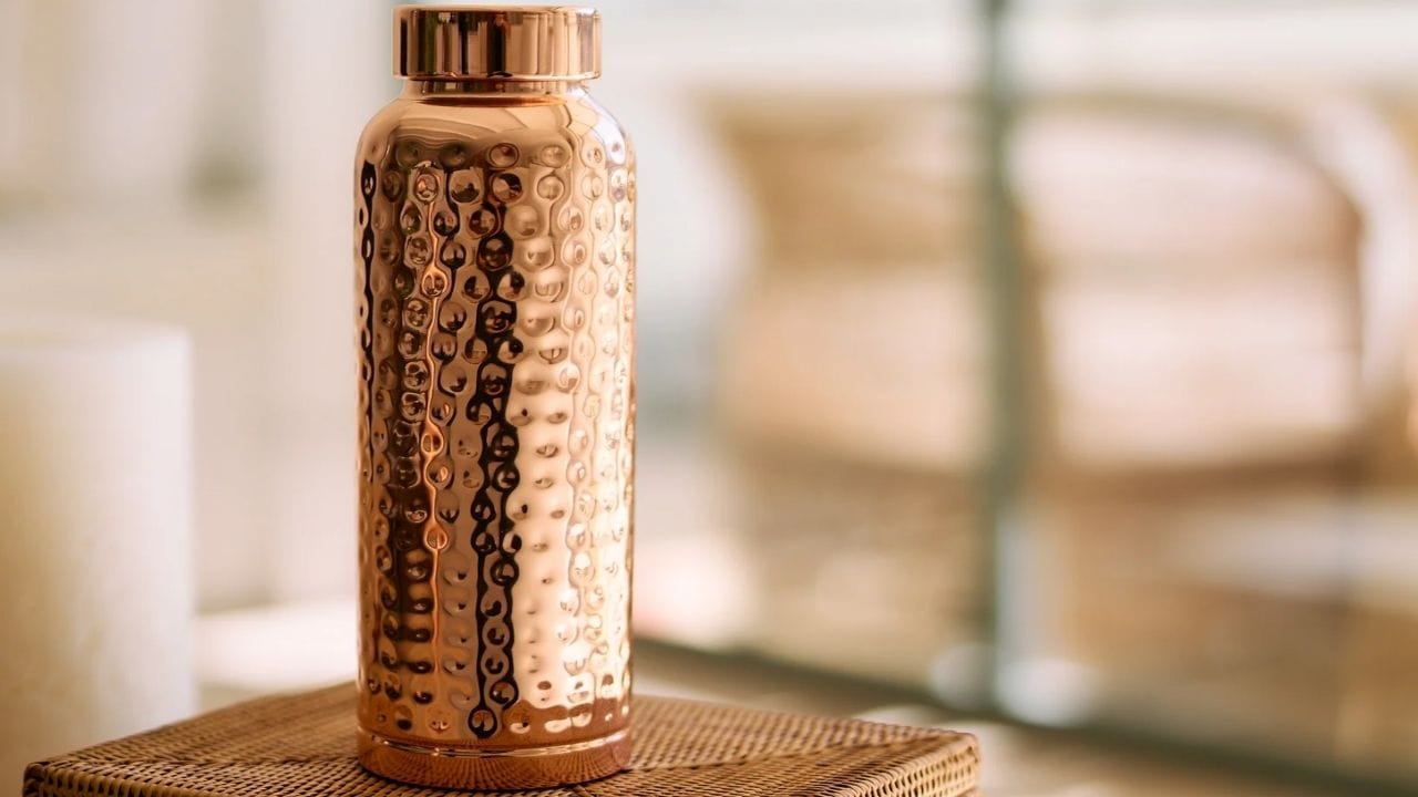 காப்பர் பாட்டிலில் நன்மைகள்: காப்பர் பாட்டிலில் இயற்கையாக மைக்ரோபியல் எதிர்ப்பு சக்தி கொண்டுள்ளது, இது சில வகை கிருமிகளை அழிக்க உதவுகிறது. நீரை காப்பர் பாட்டிலில் வைத்திருப்பதால் தண்ணீரில் சிறிய அளவு காப்பர் அயன்கள் கலங்கி, இதை அளவாக பருகும்போது சில நன்மைகள் கிடைக்கலாம்.அதனால், செரிமானத்தை மேம்படும், நோய் எதிர்ப்பு சக்தியை தூண்டும், பாக்டீரியாவை எதிர்க்கும், உடலில் பலம் அதிகரிக்கும்.