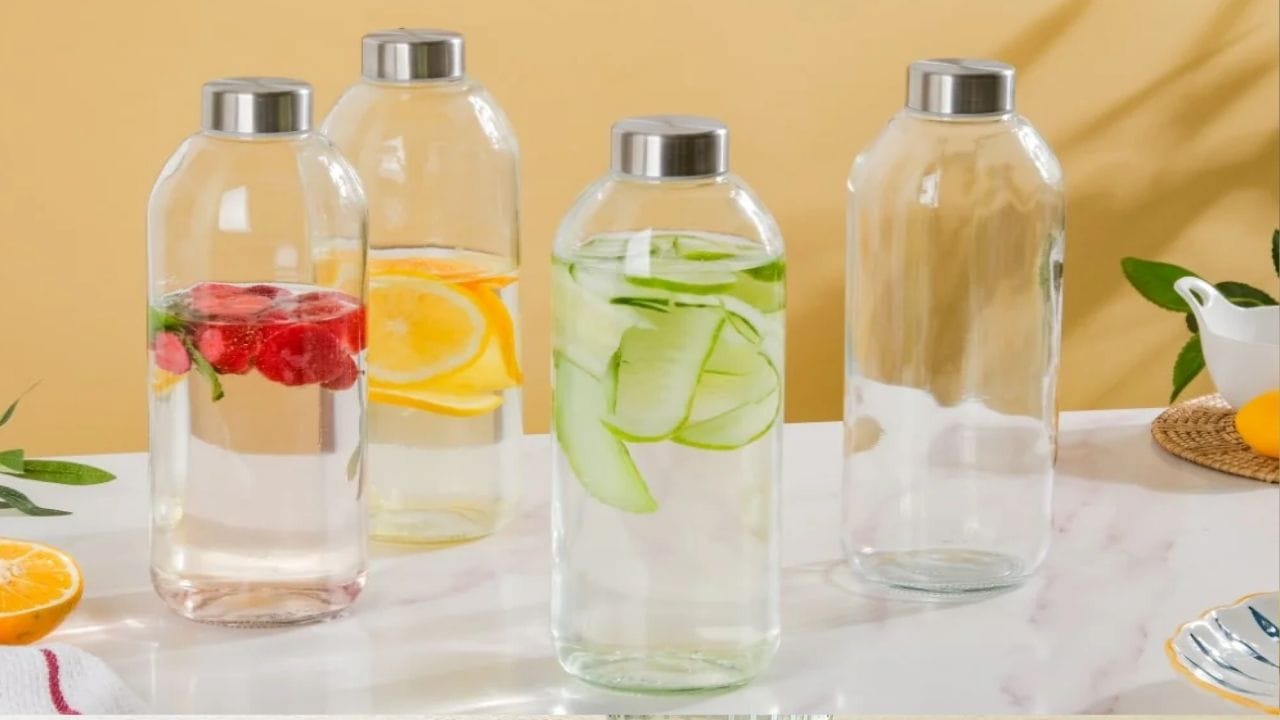 காப்பர் மற்றும் கண்ணாடி இரண்டுக்கும் தனித்தனி நன்மைகள் மற்றும் அபாயங்கள் உள்ளன; பாட்டில்களை சரியாக பராமரிக்கவும், சுத்தம் செய்து பயன்படுத்தவும் அவசியம். கண்ணாடி பாட்டில்கள் வேதியியல் மாற்றம் இல்லாதது. எனினும், அதிலுள்ள பிளாஸ்டிக் மூடியின் காரணத்தால் சிறிய அளவு மைக்ரோபிளாஸ்டிக் கலப்பு ஆகியவை உள்ளது. காப்பர் பாட்டில்கள் போதிய நன்மைகளை தந்தாலும், அதிகமாக பயன்படுத்துவது ஆபத்தானது ஆகும். கண்ணாடி பாட்டில்கள் சுத்தமான நீர் சேமிப்பிற்கு நல்ல தேர்வு, ஆனால் முறையான பராமரிப்பு அவசியம்.