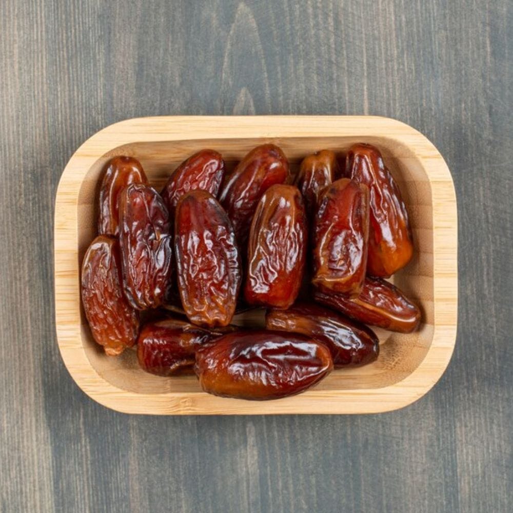 பேரீச்சம்பழத்தில் பொட்டாசியம், மெக்னீசியம், ஆக்ஸிஜனேற்றிகள் உள்ளன. இந்த ட்ரை ப்ரூட்கள் இதயத்திற்கு நல்லது. அவை இரத்த அழுத்தத்தைக் கட்டுப்படுத்துகின்றன. அவை நோய் எதிர்ப்பு சக்தியை அதிகரிக்கின்றன.