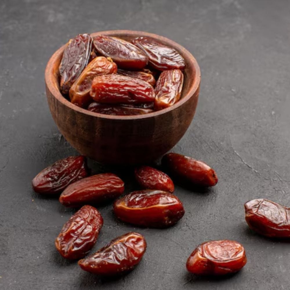 பேரீச்சம்பழம் போன்ற ட்ரை ப்ரூட்களில் நார்ச்சத்து அதிகம் உள்ளது. எனவே பேரிச்சம்பழம் சாப்பிடுவது பசியை எளிதில் தீர்த்துவிடும். வயிறும் நீண்ட நேரம் நிரம்பியிருக்கும். அதன்படி, ஆரோக்கியமான ஸ்நாக்ஸ்களாக எடுத்து கொள்ளலாம்.