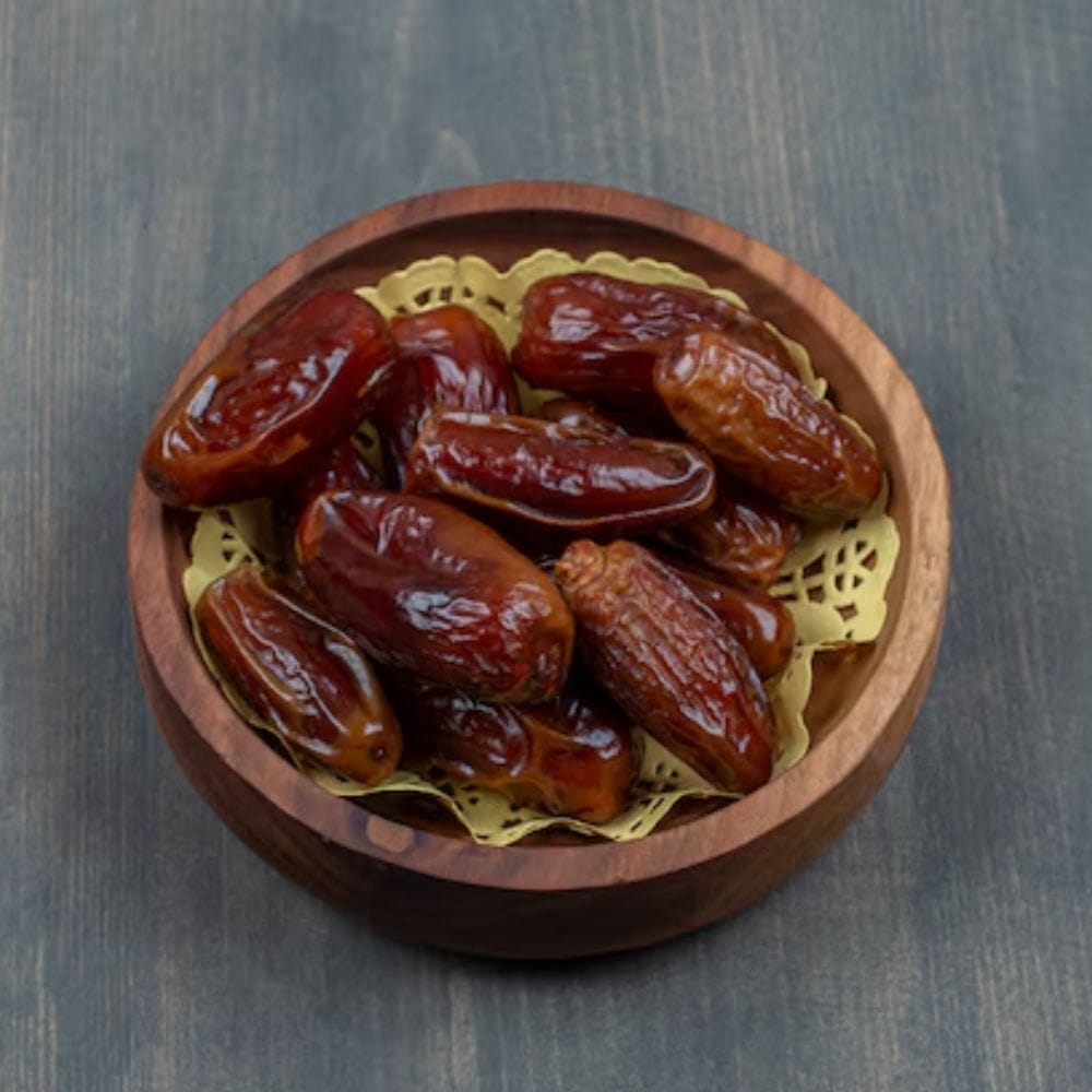 நீங்கள் ஒவ்வொரு நாளும் பேரீச்சம்பழம் சாப்பிட வேண்டும், ஆனால் அளவையும் கவனிக்க வேண்டும். ஒரு நாளைக்கு 2-3 பேரீச்சம்பழங்களுக்கு மேல் சாப்பிடக்கூடாது. அதிகமாக பேரீச்சம்பழம் சாப்பிடுவது உடலில் பல பிரச்சனைகளை ஏற்படுத்தும்.