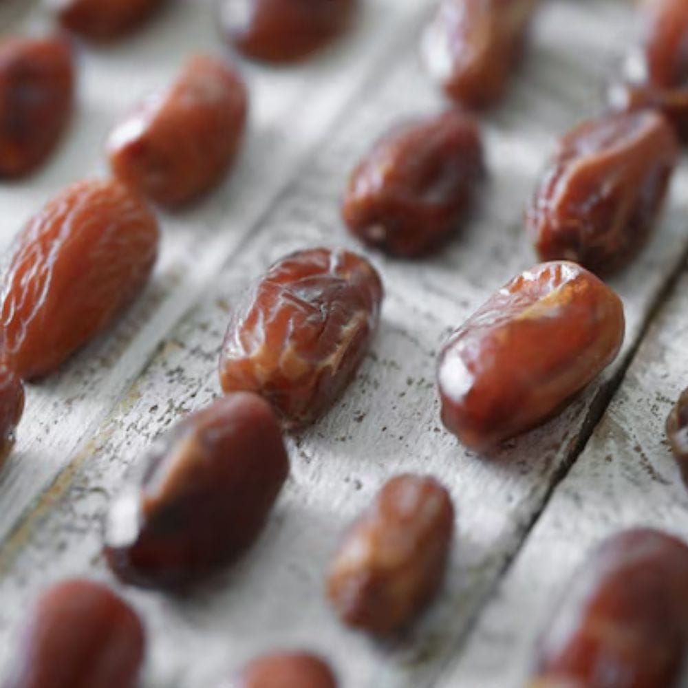 பேரிச்சம்பழம் மிகவும் ஆரோக்கியமான உணவு. இந்த உலர் பழத்தை சாப்பிடுவதன் மூலம் உங்களுக்கு நிறைய நன்மைகள் கிடைக்கும். நீங்கள் தினமும் 2-3 பேரிச்சம்பழங்களை சாப்பிடலாம். தண்ணீரில் ஊறவைத்து சாப்பிட்டால் அதிக நன்மைகள் கிடைக்கும். பேரிச்சம்பழங்களை சாப்பிடுவதற்கு முந்தைய நாள் இரவு ஒரு கண்ணாடி கொள்கலனில் தண்ணீரில் ஊற வைக்கவும். காலையில் வெறும் வயிற்றில் சாப்பிடவும்.