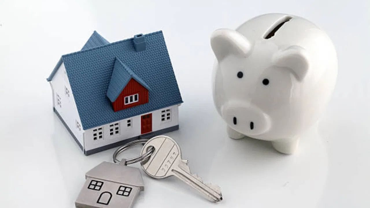 இந்தியர்களுக்கு சொந்த வீடு என்பது மிகப்பெரிய கனவாக உள்ளது. இந்த நிலையில், இந்தியாவின் வீட்டுச் சந்தை கலவையான நிலவரத்தை கொண்டுள்ளது. அதாவது ஒரு புறம் அதிக மதிப்பு கொண்ட பிரம்மாண்ட வீடுகள் கட்டப்படுவது, விற்பனை செய்யப்படுவது என சாதனை படைக்க மறுபுறம் பல லட்சம் மக்களுக்கு மலிவு விலையில் கூட ஒரு வீட்டை கட்டவோ வாங்கவோ முடியாத சூழல் உள்ளது. 