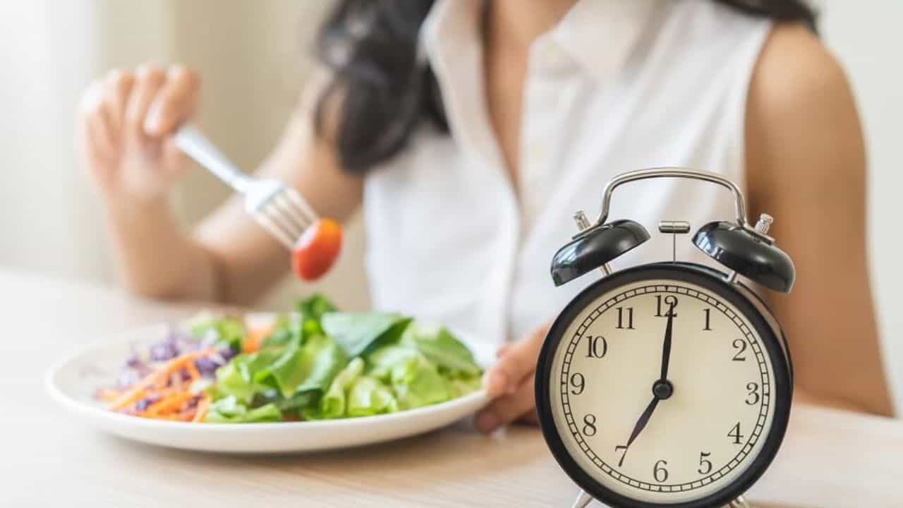 Health Tips: 15 நாட்களுக்கு ஒரு முறை.. ஒரு வேளை உண்ணாவிரதம்.. உடலுக்குள் இவ்வளவு நன்மைகள் நடக்குமா? Health Tips: 15 நாட்களுக்கு ஒரு முறை.. ஒரு வேளை உண்ணாவிரதம்.. உடலுக்குள் இவ்வளவு நன்மைகள் நடக்குமா?