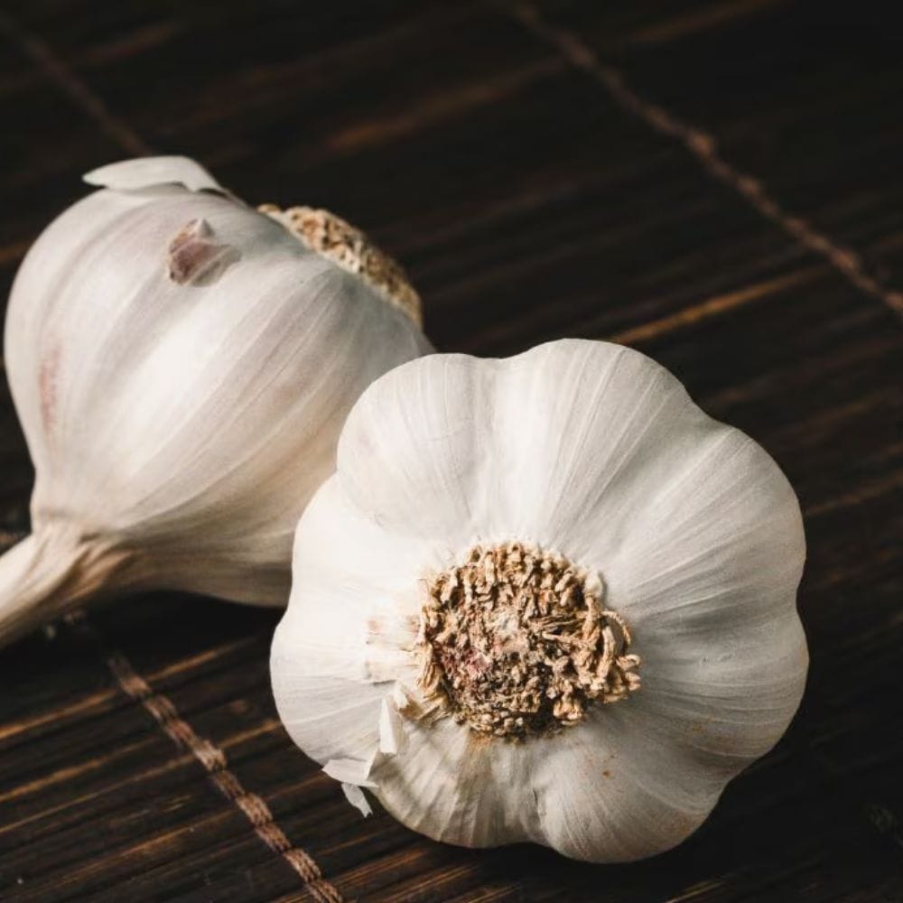 பூண்டை தொடர்ந்து உட்கொள்வது சளி மற்றும் காய்ச்சல் அபாயத்தை கணிசமாகக் குறைக்கிறது. தினமும் ஒரு பூண்டு எடுத்துக் கொண்டவர்களுக்கு சளி மற்றும் காய்ச்சல் 63% குறைவாகவும், எடுத்துக் கொண்டவர்களுக்கு சளி 70% குறைவாகவும் இருப்பதாகக் காட்டுகிறது.