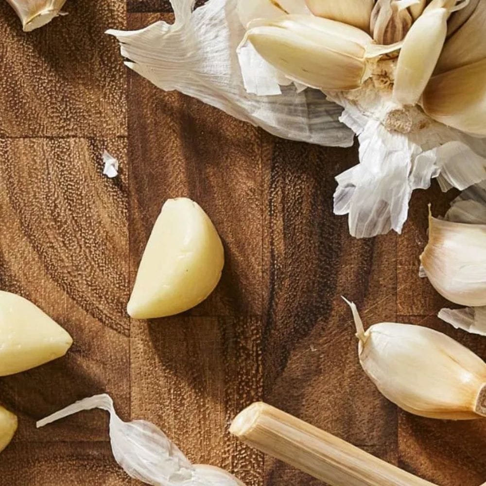 உயர் இரத்த அழுத்தம் என்பது ஒரு பொதுவான நிலை. இது கட்டுப்பாடில்லாமல் இருந்தால் கடுமையான உடல்நலப் பிரச்சினைகளுக்கு வழிவகுக்கும். பூண்டு உயர் இரத்த அழுத்தத்தைக் கட்டுப்படுத்த உதவுகிறது. பூண்டை பச்சையாக உட்கொள்ளும்போது அதிக சக்தி வாய்ந்ததாக இருக்கும் அல்லிசின் கூறு, இரத்த நாளங்களைத் தளர்த்தி இரத்த ஓட்டத்தை மேம்படுத்த உதவுகிறது.