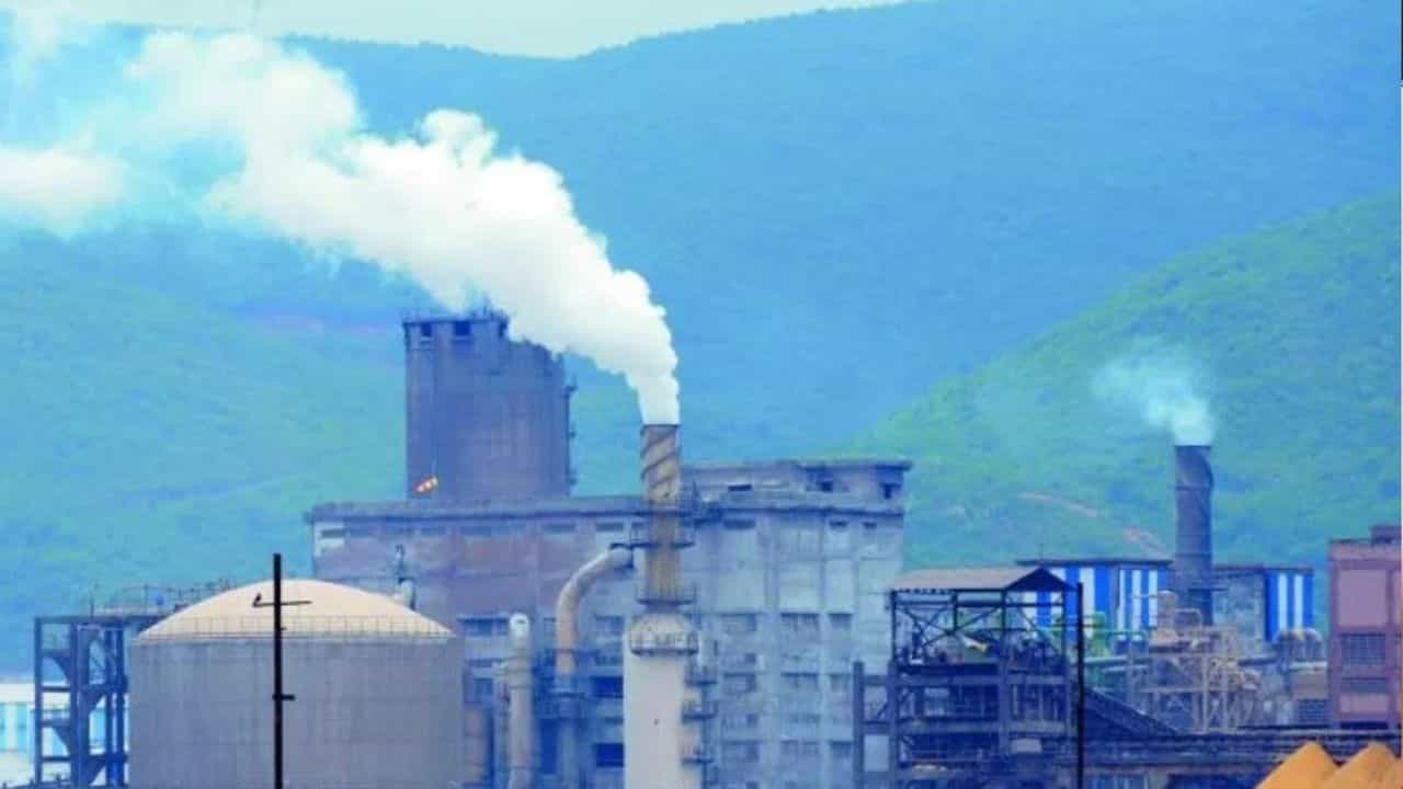 வேலூர் அருகே தொழிற்சாலையில் ஏற்பட்ட வாயுக்கசிவு - 2 தொழிலாளர்கள் பரிதாப பலி