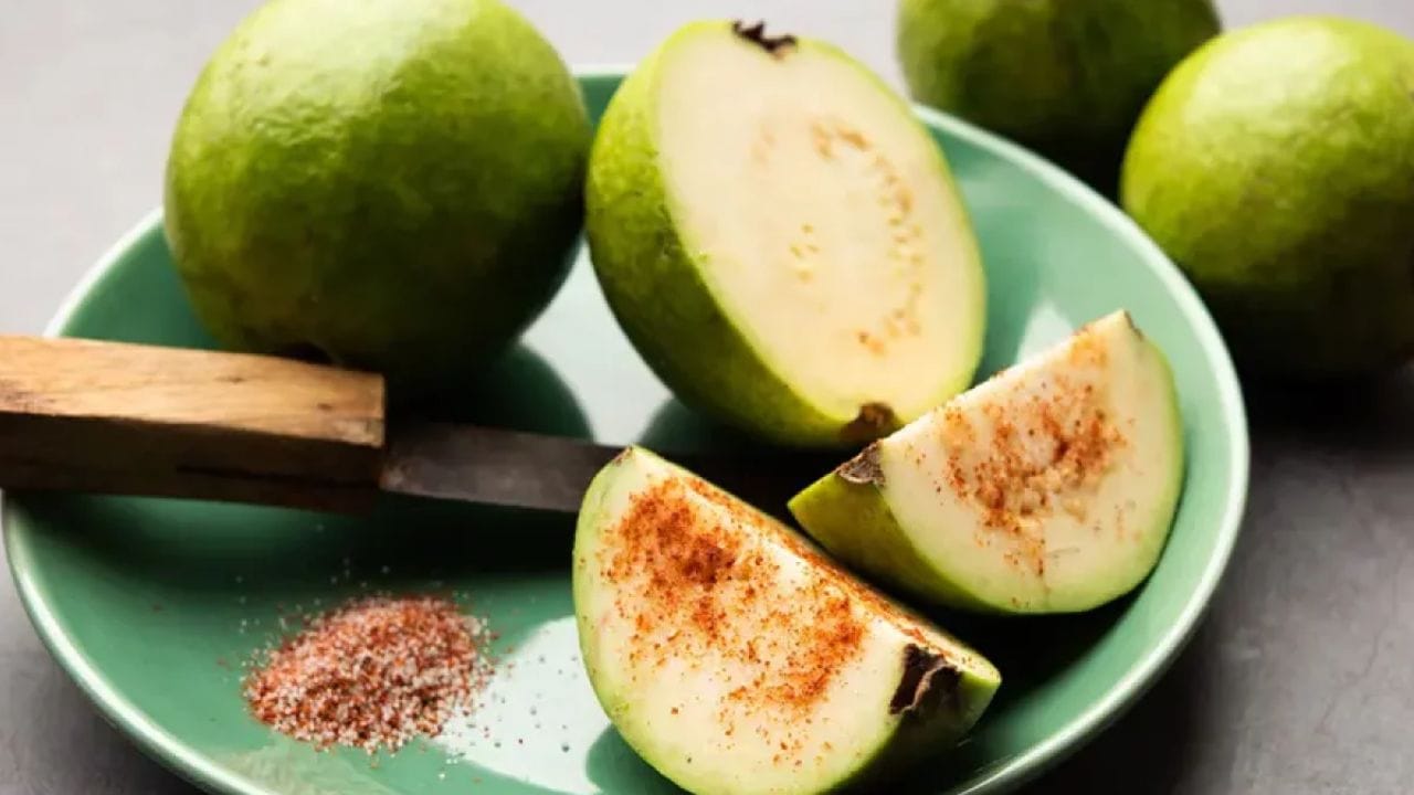 அதோடு, 2.55 கிராம் புரதம், 417 மில்லிகிராம் பொட்டாசியம், 18 மில்லிகிராம் கால்சியம், 22 மில்லிகிராம் மெக்னீசியம், 0.26 மில்லிகிராம் இரும்புச்சத்து, 228.3 மில்லிகிராம் அஸ்கார்பிக் அமிலம் மற்றும் நியாசின், தியாமின், பைரிடாக்சின், சயனோகோபாலமின் போன்ற வைட்டமின்கள் உள்ளதாக மருத்துவர்கள் கூறுகின்றனர்.