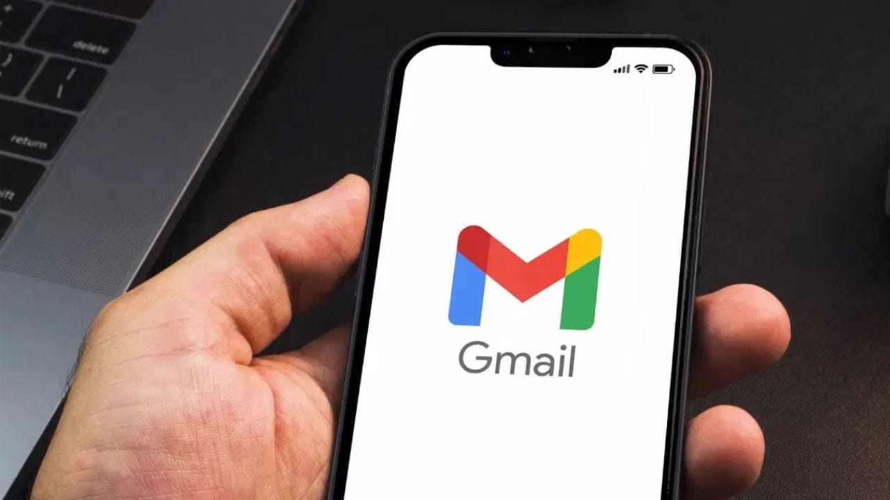 அதற்கு நீங்கள் முதலில் ஜிமெயில் செயலிக்குள் செல்ல வேண்டும். பிறகு நீங்கள் எந்த மெயிலை ரிப்போர்ட் செய்ய விரும்புகிறீர்களோ அதனை தேர்வு செய்ய வேண்டும். பிறகு மேலே கொடுக்கப்பட்டுள்ள மூன்று புள்ளிகளை கிளிக் செய்து மெயிலை ரிப்போர்ட் செய்ய வேண்டும்.