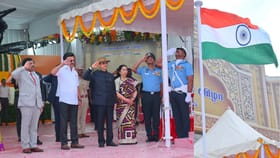 சென்னையில் தேசியக் கொடி ஏற்றினார் ஆளுநர் ஆர்.என்.ரவி! மிடுக்காக அணி வகுத்து வந்த முப்படையினர்!...