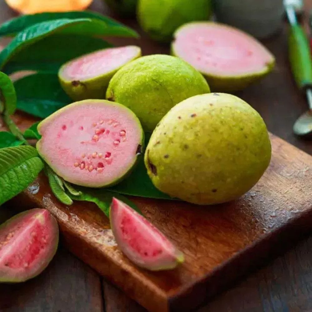 கொய்யாவில் பொட்டாசியம், நார்ச்சத்து மற்றும் ஆக்ஸிஜனேற்றிகள் உள்ளன, அவை இரத்த அழுத்தம் மற்றும் கெட்ட கொழுப்பைக் கட்டுப்படுத்த உதவும். சில ஆய்வுகள் கொய்யா சாப்பிடுவது இதய ஆரோக்கியத்தை மேம்படுத்துவதாகக் காட்டுகின்றன.