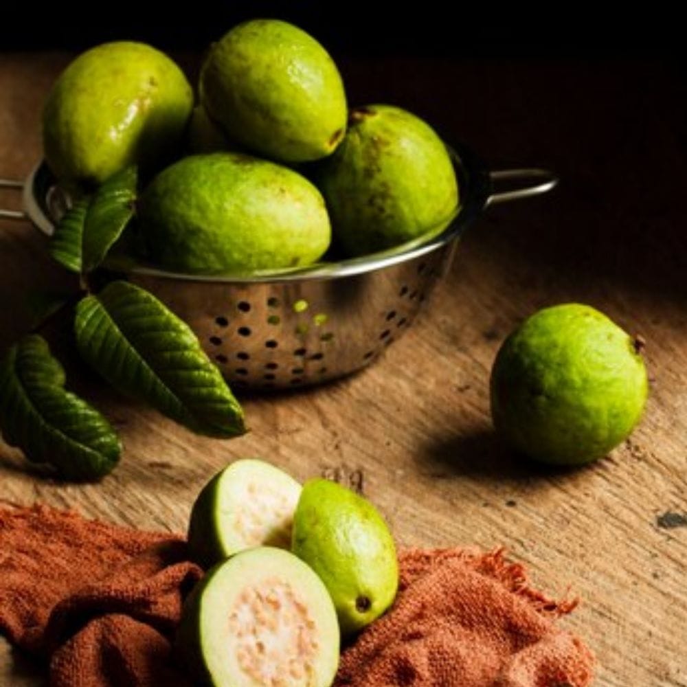 கொய்யா பெரும்பாலும் சாதாரணமாக பழமாக எடுத்துக் கொள்ளப்படுகிறது. ஆனால் வைட்டமின் சி அடிப்படையில் இது பல பழங்களை விட அதிகமாக உள்ளது. ஒரு கொய்யா உடலின் தினசரி தேவையை விட அதிகமான வைட்டமின் சியை வழங்கும். இது நோய் எதிர்ப்பு சக்தியை வலுப்படுத்தி சளியைக் குறைக்கும்.