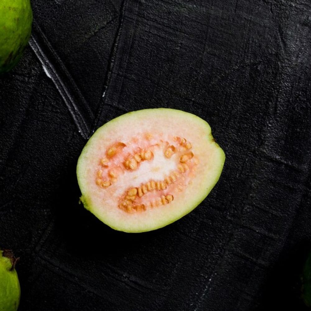 கொய்யாவில் உள்ள ஃபிளாவனாய்டுகள் மற்றும் கரோட்டினாய்டுகள் நோயெதிர்ப்பு மண்டலத்தை சுறுசுறுப்பாக வைத்திருக்கின்றன. அவை பாக்டீரியா மற்றும் வைரஸ்களிலிருந்து உடலைப் பாதுகாக்கக்கூடிய நுண்ணுயிர் எதிர்ப்பு பண்புகளையும் கொண்டுள்ளன.