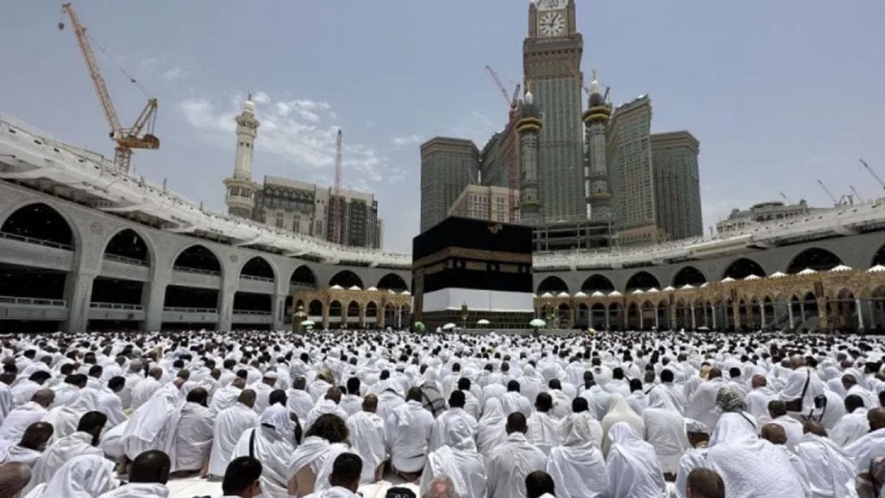 யாத்ரீகர்கள் மெக்கா மற்றும் மதீனாவிற்கு நடந்து செல்ல வேண்டும் என்று விளக்கினார். இனிமேல் யாத்ரீகர்கள் குறைந்தது ஐந்து கிலோமீட்டர் தூரம் நடந்து செல்ல வேண்டும். பாதுகாப்பு காரணங்களுக்காக மெக்கா மற்றும் மதீனாவில் சுயமாக சமைப்பது தடைசெய்யப்பட்டுள்ளது