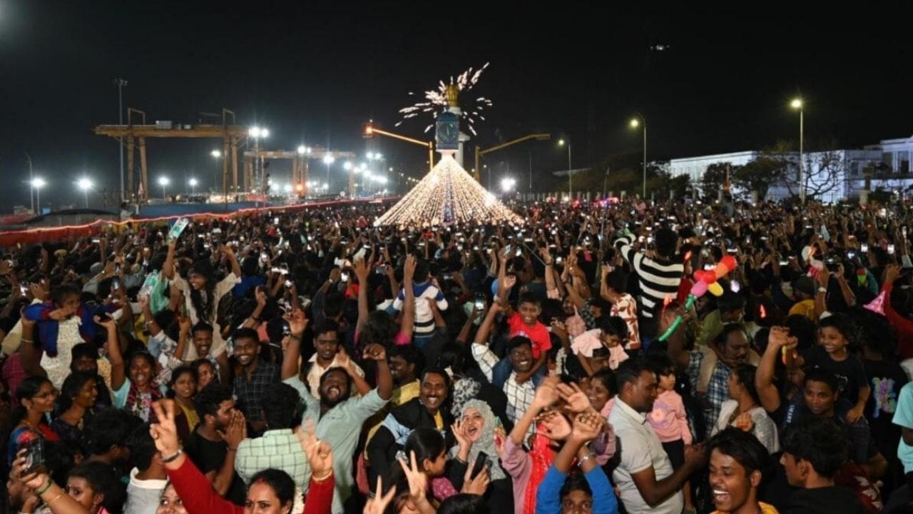 2025-ம் ஆண்டு, நேற்றோடு கடந்து சென்றுவிட்டது. இன்று 2026 உதயமாகியிருக்கிறது. இந்தப் புதிய 2026ஆம் ஆண்டு இனிய ஆண்டாக அமைய வேண்டும் என்ற விருப்பத்துடன் மக்கள் புத்தாண்டை உற்சாகமாக வரவேற்றுள்ளனர். சென்னையில் கொட்டும் மழையில் மெரினா கடற்கரை காமராஜர் சாலை உள்ளிட்ட இடங்களில் மக்கள் திரண்டு புத்தாண்டை உற்சாகத்துடன் வரவேற்றனர். மால்கள், பூங்காக்களிலும் புத்தாண்டை மக்கள் உற்சாகமாக கொண்டாடி வரவேற்றனர்.