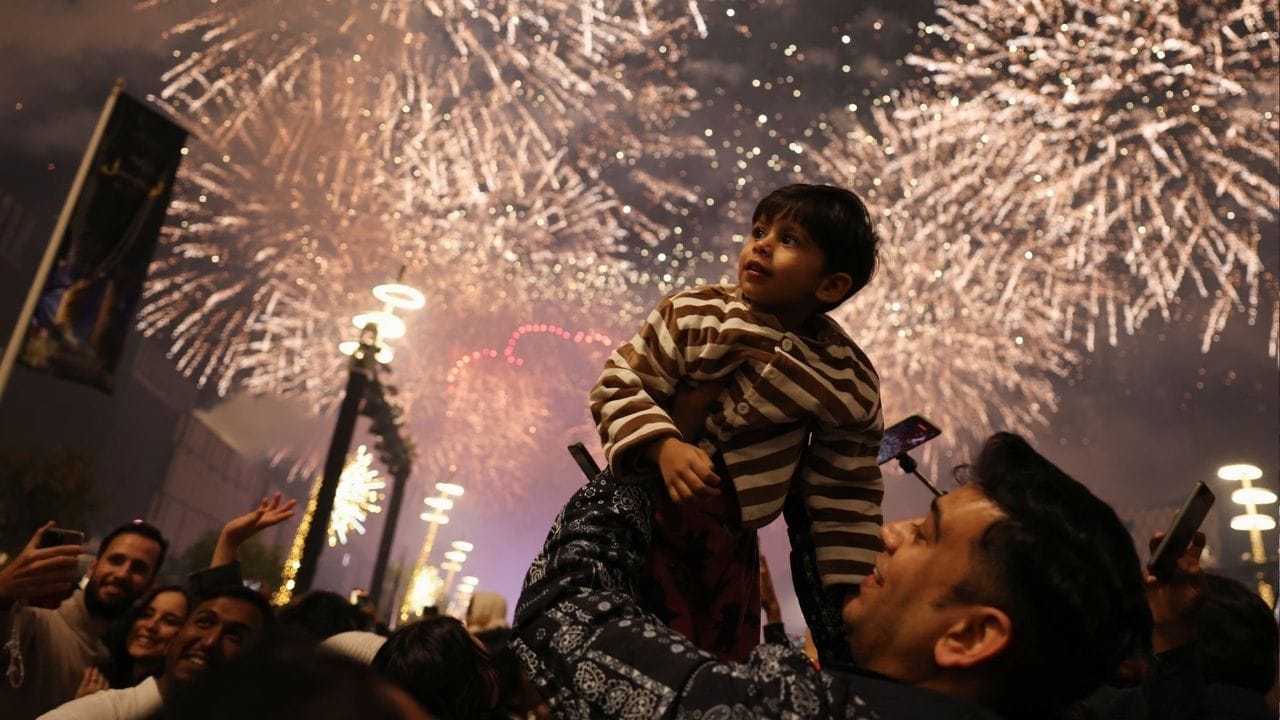 அருகில் இருந்தவர்களுக்கும் கேக்குகளை வழங்கி மகிழ்ச்சியை பரிமாறிக்கொண்டனர். இதனால், மெரினா காமராஜர் சாலையில் உற்சாகம் கரைபுரண்டோடியது. இதேபோல, மக்கள் கூட்டத்தை ஒழுங்குபடுத்தவும், அசம்பாவித சம்பவங்களை தவிர்க்கவும் மெரினா காமராஜர் சாலையில் போலீசார் குவிக்கப்பட்டிருந்தனர்.