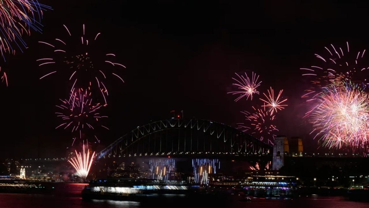 சென்னை மெரினா கடற்கரையில் புத்தாண்டு கொண்டாட்டங்களுக்கு இடையே லேசான சாரல் மழை பொழிந்து, மக்களின் கொண்டாட்டத்தில் இணைந்து கொண்டது. கிழக்கு கடற்கரை சாலையில் உள்ள பண்ணை வீடுகள் சென்னை மற்றும் புறநகர் பகுதிகளில் உள்ள நட்சத்திர ஓட்டல்களில் இளைஞர்கள், இளம்பெண்கள் உற்சாக நடனமாடி புத்தாண்டை வரவேற்றனர். புத்தாண்டை முன்னிட்டு வேளாங்கண்ணி பேராலயம், சென்னை சாந்தோம் உள்ளிட்ட தேவாலயங்களில் சிறப்பு பிரார்த்தனை நடைபெற்றது.