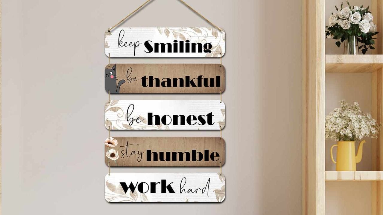 சுவர்களில் வழமையான சொற்கள் கொண்ட மொத்தமான கலைப்பதிவுகள் அல்லது சிறிய படக் காட்சிகள் இணைந்து பொருந்தாமல் சரியாக இல்லாத படி நிரம்பியிருப்பதே வீடு எளிதில் சாதாரண வீடு போல தோன்றி விடுகிறது. பெரிய, அமைதியானக் கலைப் படங்களை கண் நிலை உயரத்தில் இருக்கச் செய்யுங்கள் அல்லது ஆர்த்தமான படங்களைத் தேர்ந்து ஒழுங்காக அமைக்கவும்.