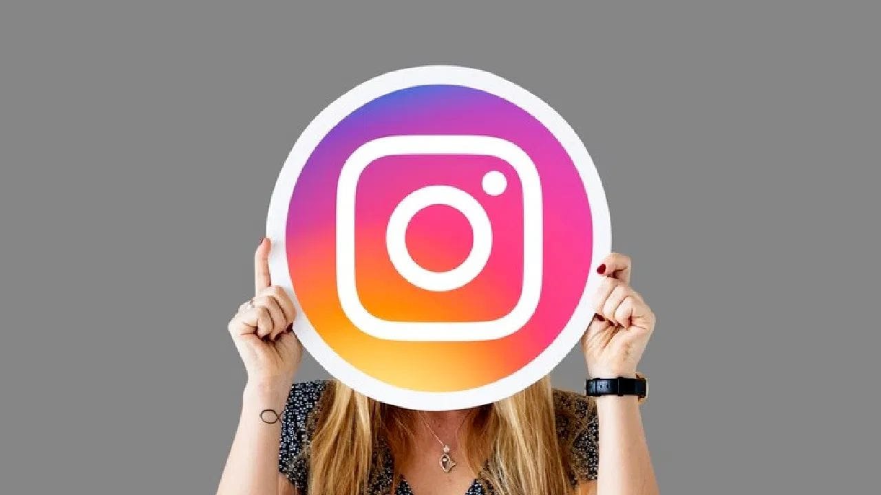 அதாவது இந்த மெயில் இன்ஸ்டாகிராம் செயலியில் ஏற்பட்டுள்ள சிறிய சிக்கல் என்றும், அது குறித்து பயனர்கள் அச்சமடைய வேண்டாம் என்றும் இன்ஸ்டாகிராம் தெரிவித்துள்ளது. பயனர்களுக்கு அவர்கள் பாஸ்வேர்டு ரீசெட் செய்யாமலே மெயில் அனுப்பப்படும் இந்த சிக்கல் சரிசெய்யப்பட்டு வருவதாக கூறப்பட்டுள்ளது. 