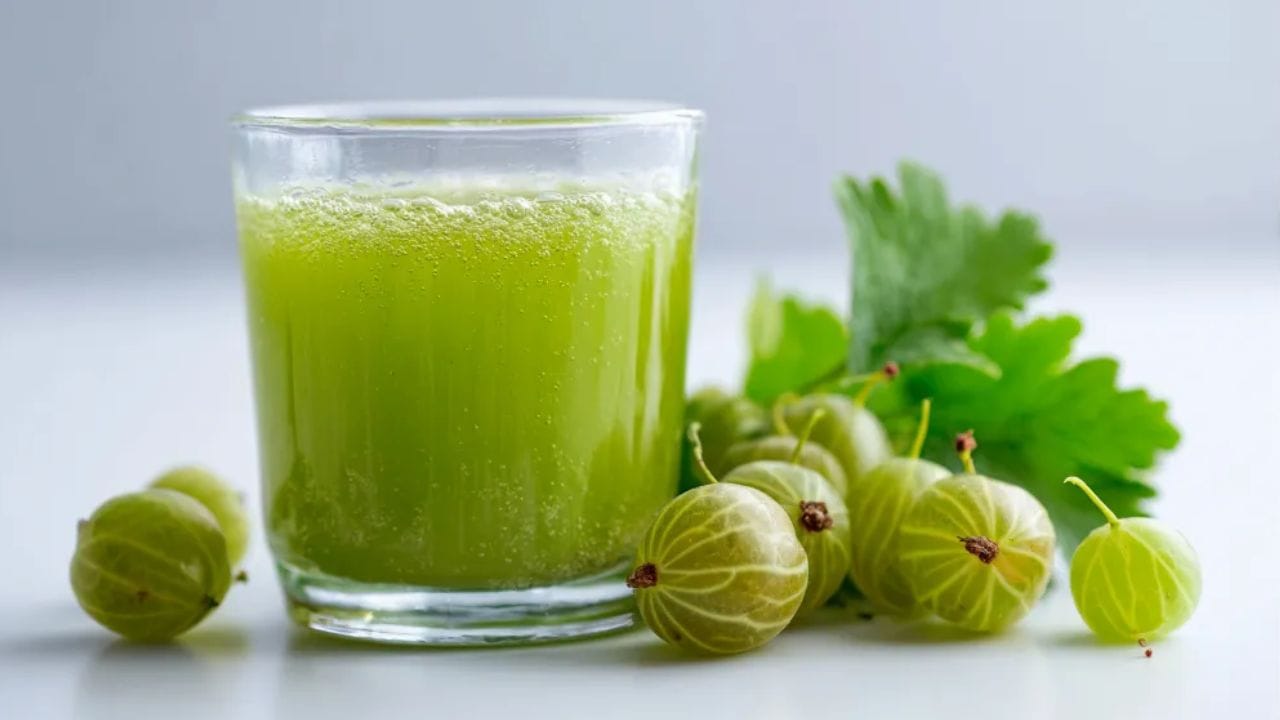 நெல்லிக்காய் சாறு: வைட்டமின் சி மற்றும் ஆன்டிஆக்ஸிடன்ட்கள் நிறைந்திருப்பதால், நெல்லிக்காய் சாறு குளிர்காலத்தில் நோய் எதிர்ப்பு சக்தியை அதிகரிக்க ஒரு சக்திவாய்ந்த இயற்கை மருந்தாகச் செயல்படுகிறது. நெல்லிக்காயை மிக்ஸியில் அரைத்து, அதனுடன் சிறிது வெந்நீர் மற்றும் தேன் கலந்து காலையில் அருந்துவது உடலுக்குப் புத்துணர்ச்சியையும் ஆற்றலையும் அளிக்கும்.